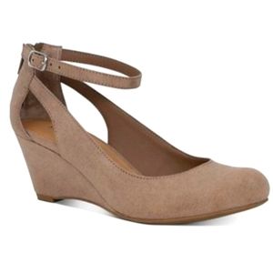 American Rag Womens Miley Faux Suede Chop Out Wedge Heels  *Size 8*